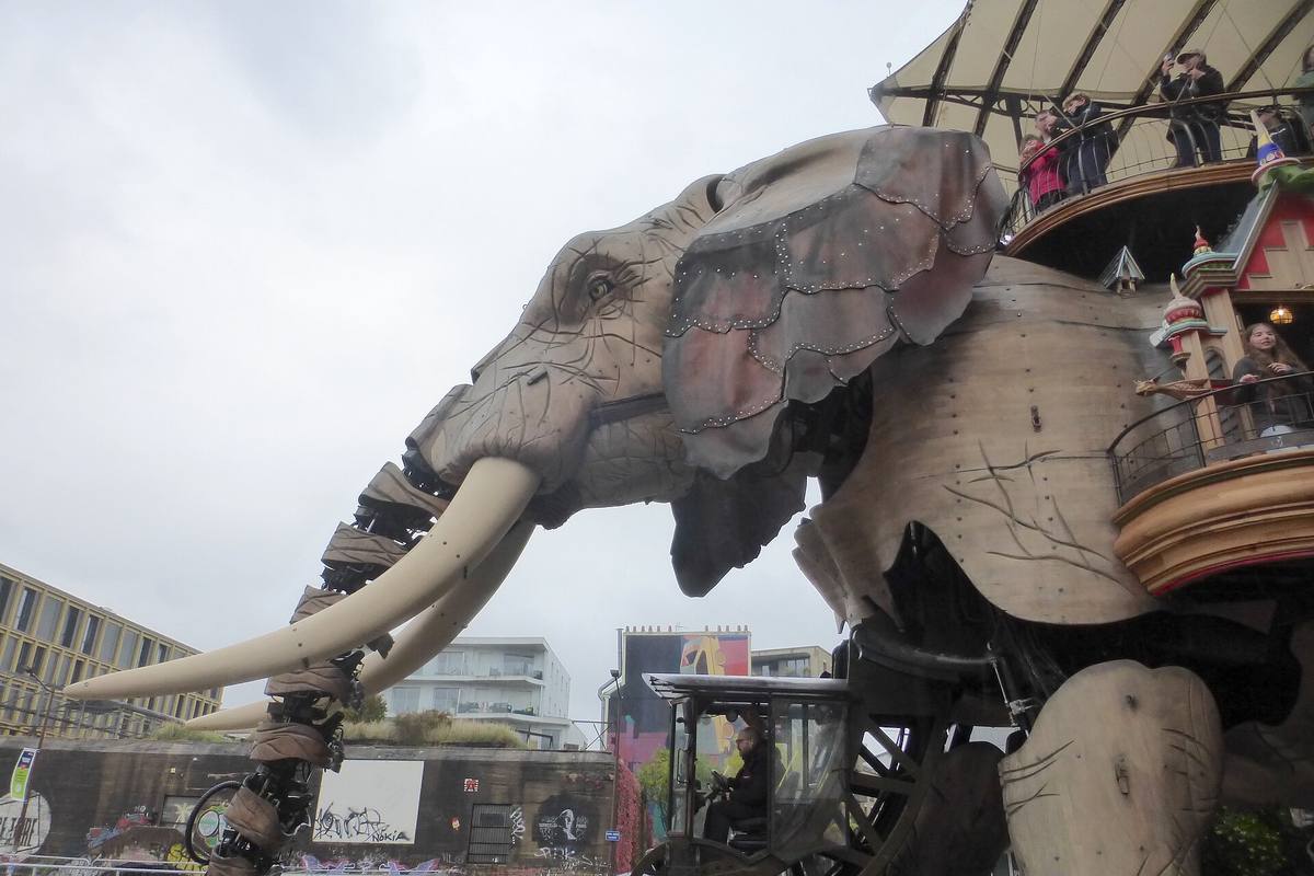 Le Grand Éléphant mécanique des Machines de l'île à Nantes, avec des passagers sur son dos