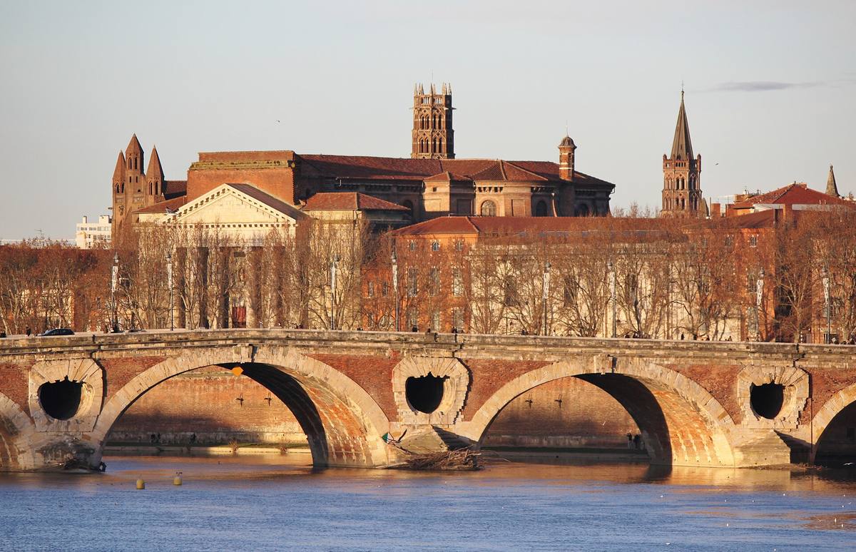 Le Pont-Neuf de Toulouse sur la Garonne, avec les clochers en brique de la ville en arrière-plan